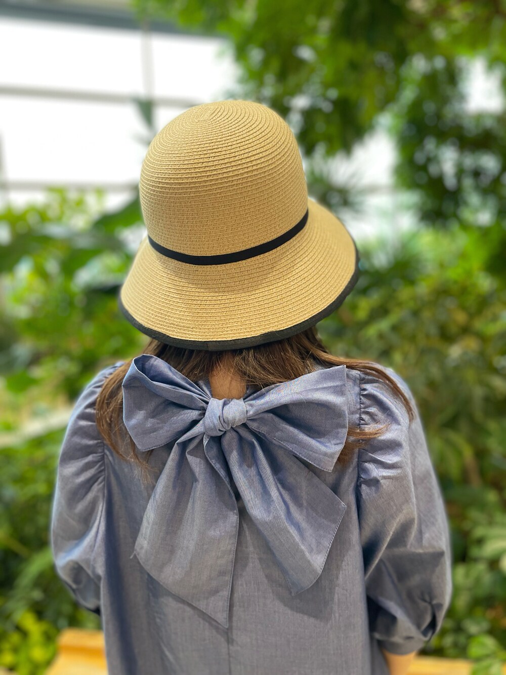 ブルー系のワンピース、イエロー系のショルダーバッグを着用したレディースの春コーディネートの2枚目の写真