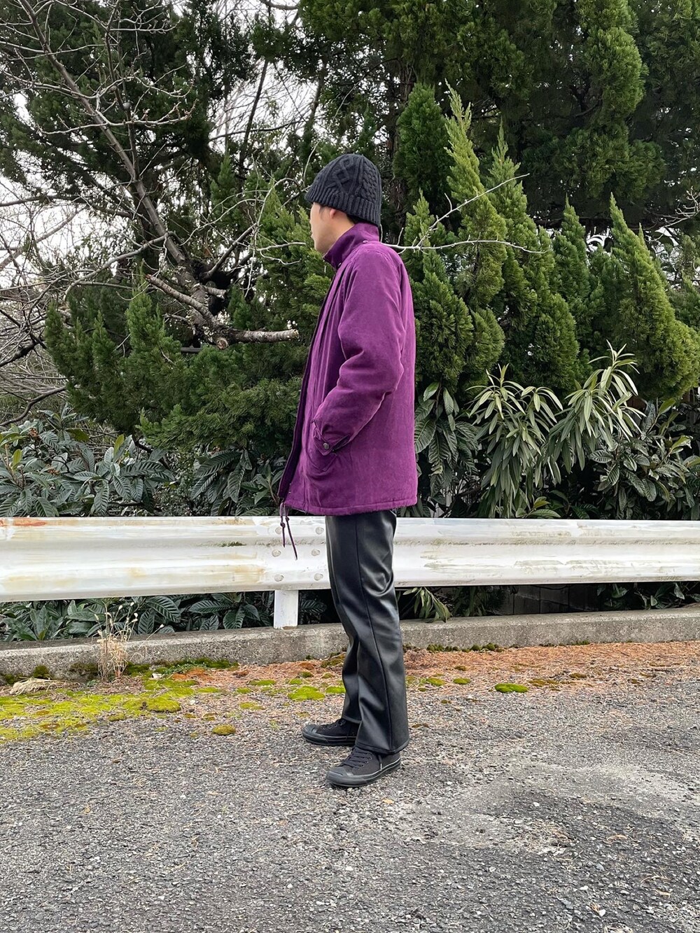 「おしゃれさんと繋がりたい、冬コーデ、お洒落さんとつながりたい、古着MIX、秋冬コーデ、ダウンコート、パープル、ZARA、レザーパンツ、コンバース、ジャックパーセル、ボンネット」｜「印のアイテム（帽子、ブラック系）」を使った、takayoichiさん（メンズ・187cm）の冬コーディネートの3枚目の写真