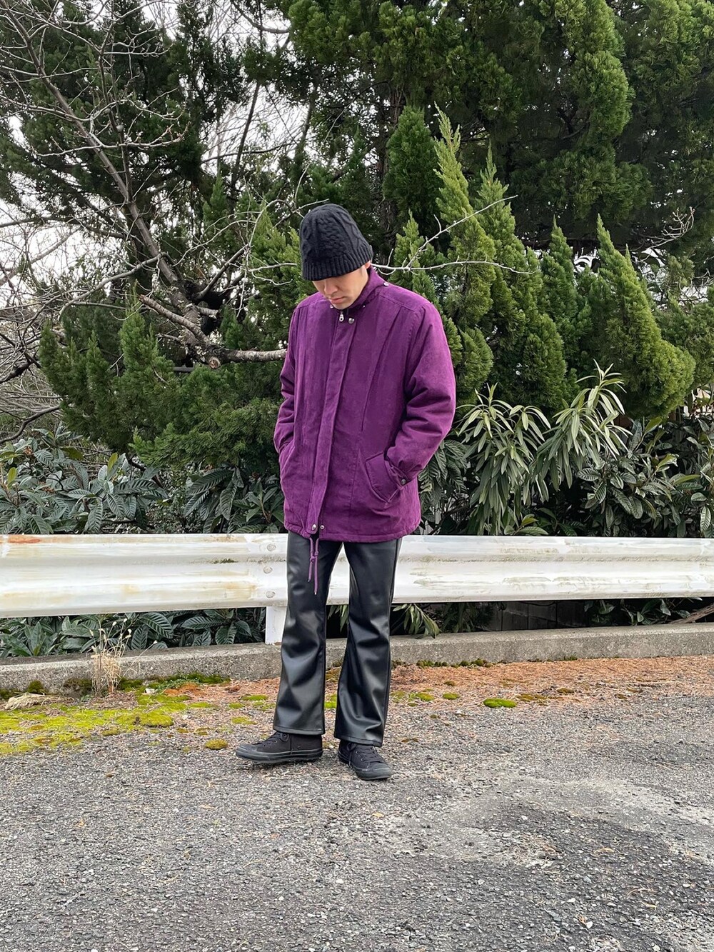 「おしゃれさんと繋がりたい、冬コーデ、お洒落さんとつながりたい、古着MIX、秋冬コーデ、ダウンコート、パープル、ZARA、レザーパンツ、コンバース、ジャックパーセル、ボンネット」｜「印のアイテム（帽子、ブラック系）」を使った、takayoichiさん（メンズ・187cm）の冬コーディネートの2枚目の写真
