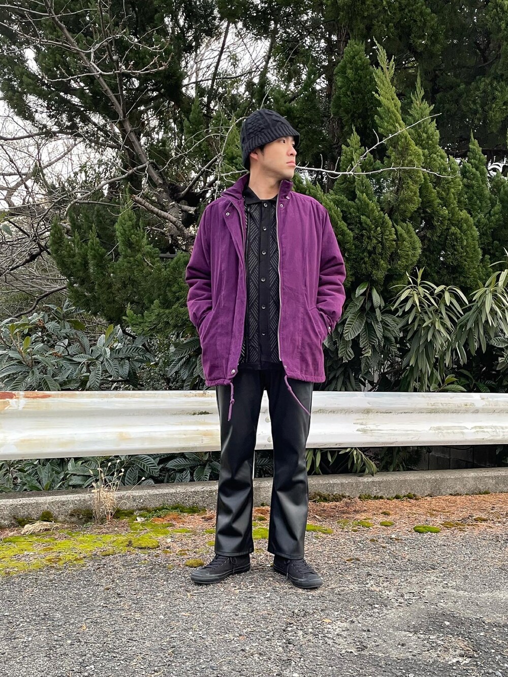 「おしゃれさんと繋がりたい、冬コーデ、お洒落さんとつながりたい、古着MIX、秋冬コーデ、ダウンコート、パープル、ZARA、レザーパンツ、コンバース、ジャックパーセル、ボンネット」｜「印のアイテム（帽子、ブラック系）」を使った、takayoichiさん（メンズ・187cm）の冬コーディネートの4枚目の写真