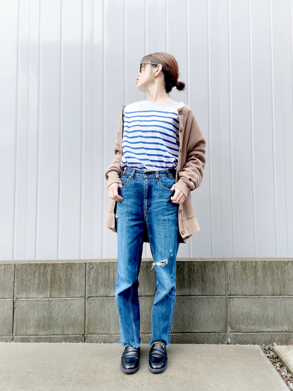 ホワイト系のTシャツ/カットソー、ブラウン系のカーディガン/ボレロ、ブルー系のデニムパンツを着用したレディースの冬コーディネートの2枚目の写真