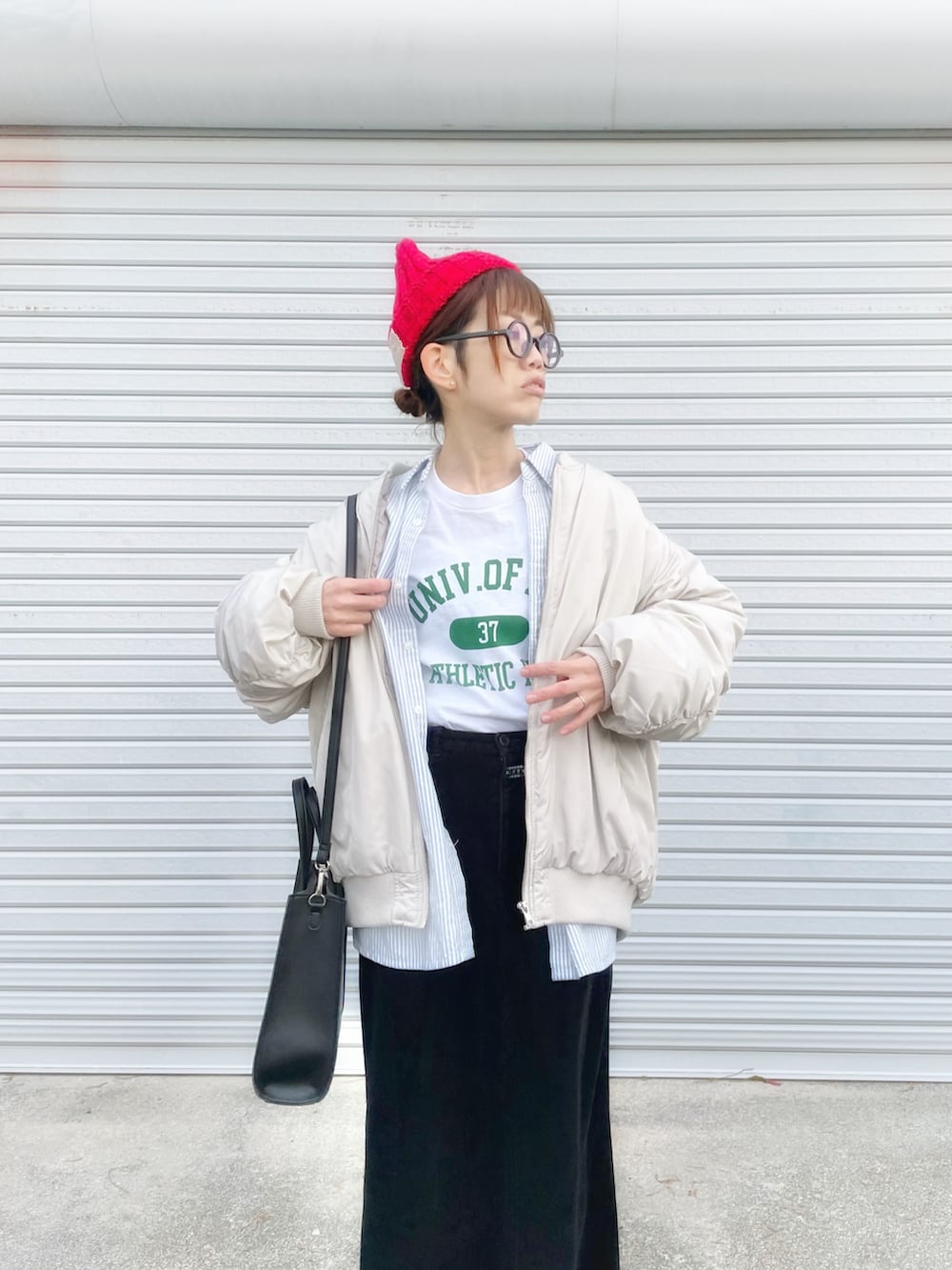 ホワイト系のTシャツ/カットソー、ホワイト系のMA-1、ブルー系のシャツ/ブラウスを着用したレディースの冬コーディネートの2枚目の写真