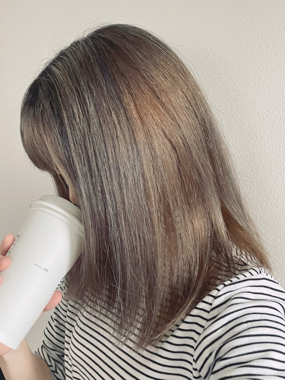 ブラック系のローファー、ブラック系のスカート、ホワイト系のTシャツ/カットソーを着用したレディースの秋コーディネートの2枚目の写真