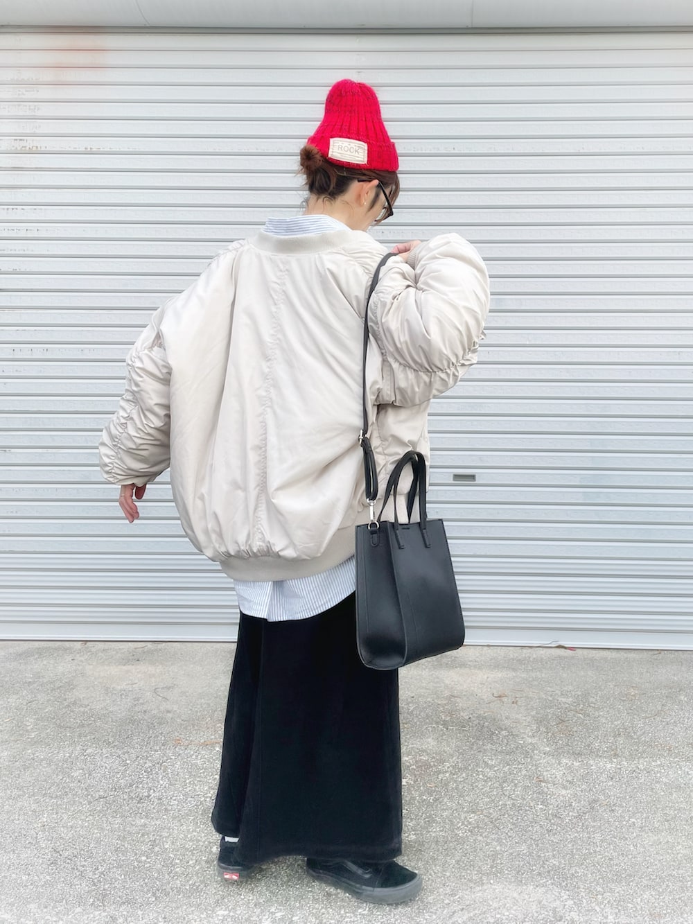 ホワイト系のTシャツ/カットソー、ホワイト系のMA-1、ブルー系のシャツ/ブラウスを着用したレディースの冬コーディネートの3枚目の写真