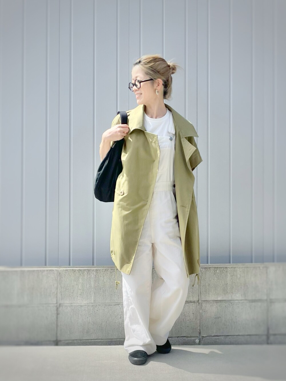 グリーン系のモッズコート、ブラック系のスニーカー、ホワイト系のTシャツ/カットソーを着用したレディースの秋コーディネートの3枚目の写真