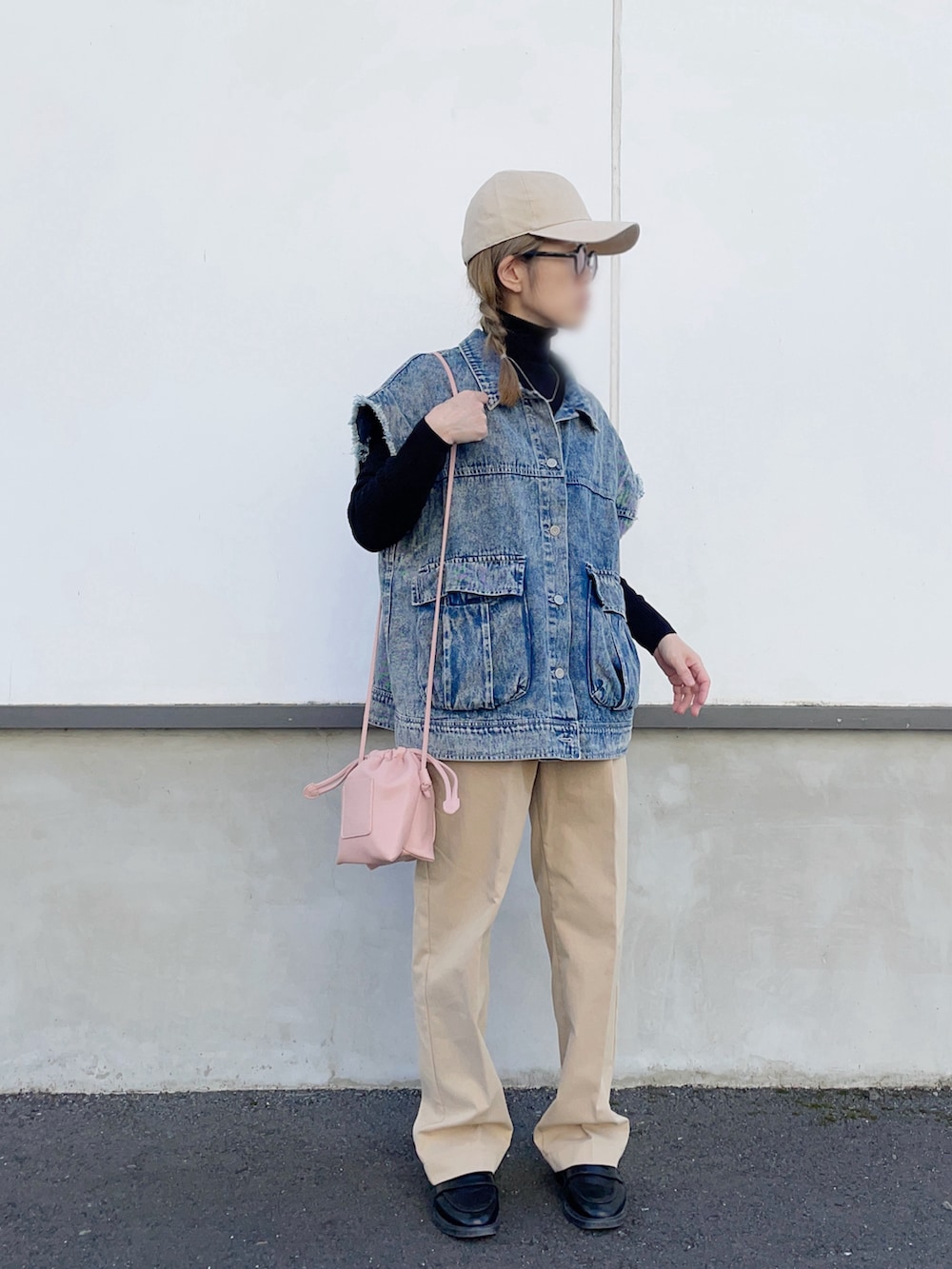 ベージュ系のチノパンツ、ブルー系のデニムジャケット、ピンク系のショルダーバッグを着用したレディースの秋コーディネートの2枚目の写真