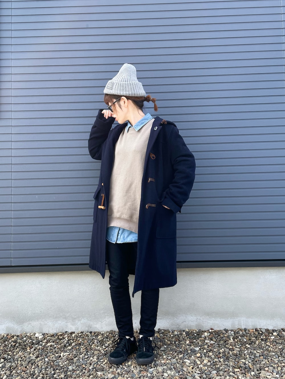 グレー系のスウェット、ブルー系のシャツ/ブラウス、ブラック系のパンツを着用したレディースの冬コーディネートの2枚目の写真