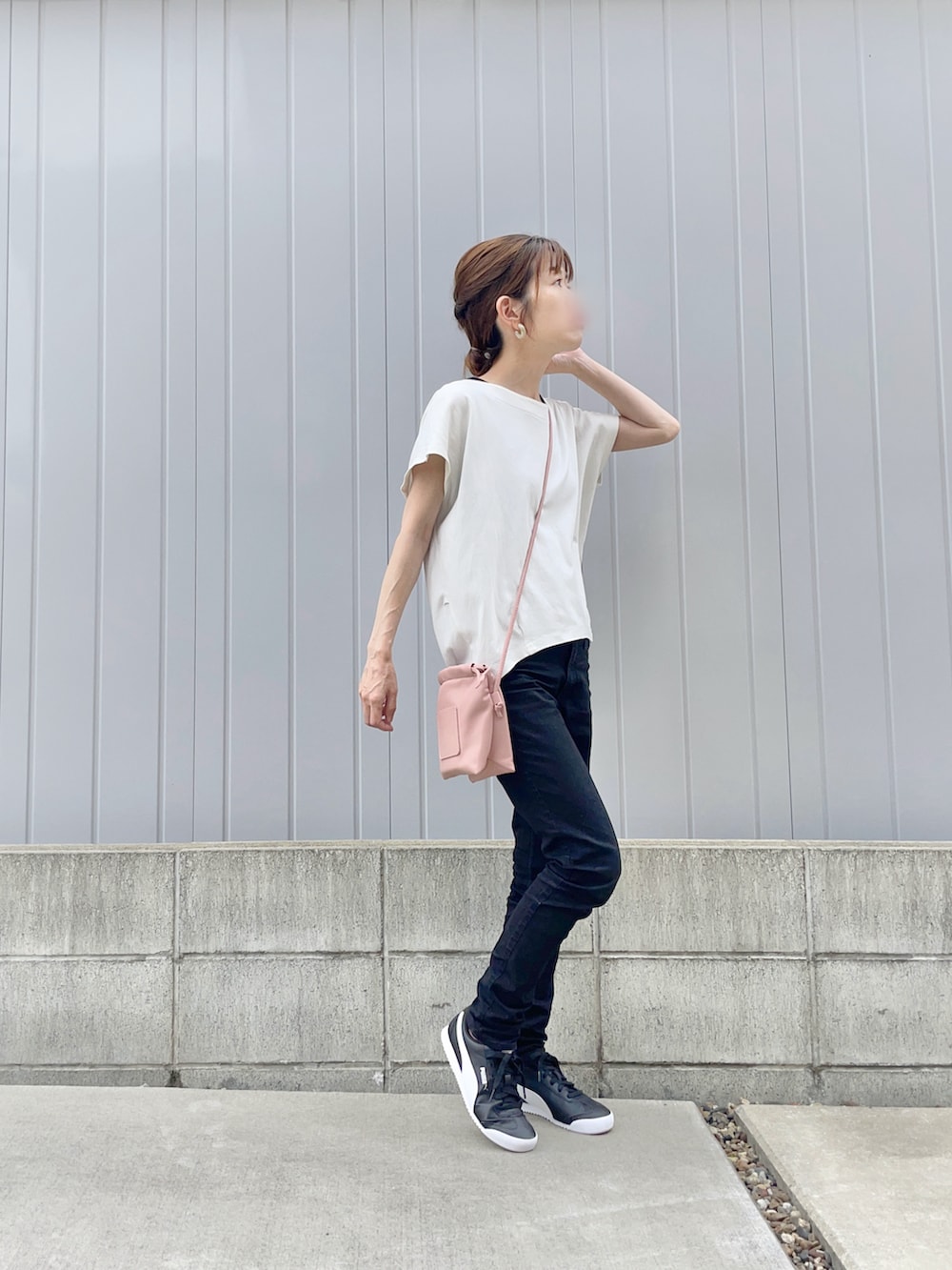 ブラック系のパンツ、ブラック系のスニーカー、ホワイト系のTシャツ/カットソーを着用したレディースの夏コーディネートの3枚目の写真