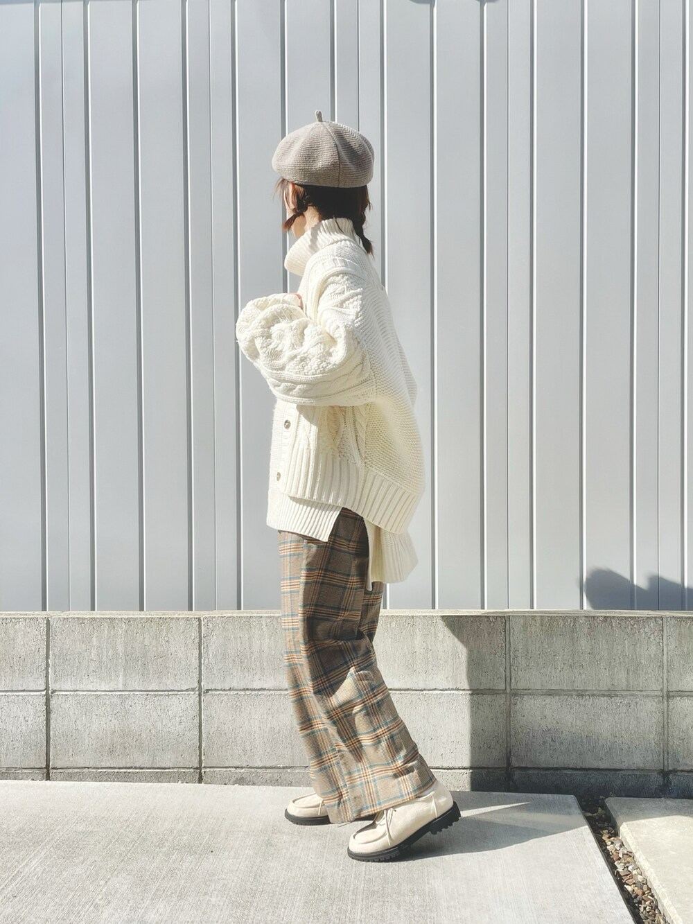 ホワイト系のニット/セーター、ホワイト系のカーディガン/ボレロ、ベージュ系のドレスシューズを着用したレディースの冬コーディネートの2枚目の写真