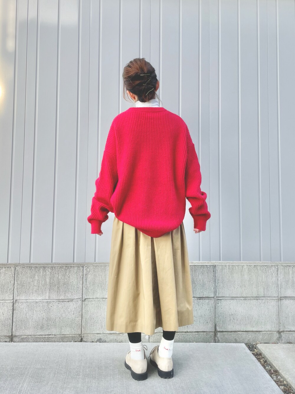 ベージュ系のドレスシューズ、レッド系のニット/セーター、ホワイト系のTシャツ/カットソーを着用したレディースの冬コーディネートの4枚目の写真