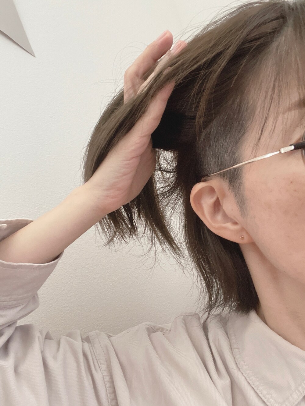 ブラック系のその他シューズ、ベージュ系のスカート、イエロー系のショルダーバッグを着用したレディースの秋コーディネートの2枚目の写真
