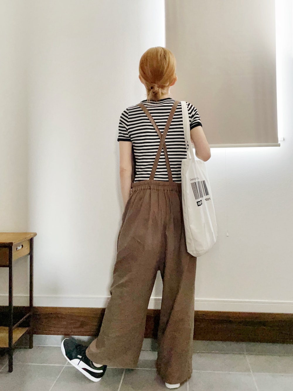 ブラック系のTシャツ/カットソー、グリーン系のサロペット/オーバーオール、ホワイト系のトートバッグを着用したレディースの夏コーディネートの2枚目の写真