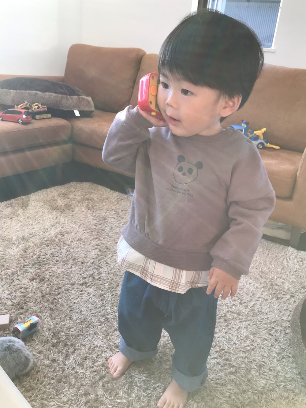 ホワイト系のその他パンツ、ベージュ系のスニーカー、イエロー系のショルダーバッグを着用したレディースの冬コーディネートの2枚目の写真