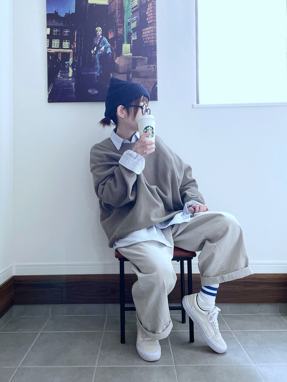 グレー系のスウェット、ブルー系のシャツ/ブラウス、ホワイト系のスニーカーを着用したレディースの冬コーディネートの2枚目の写真