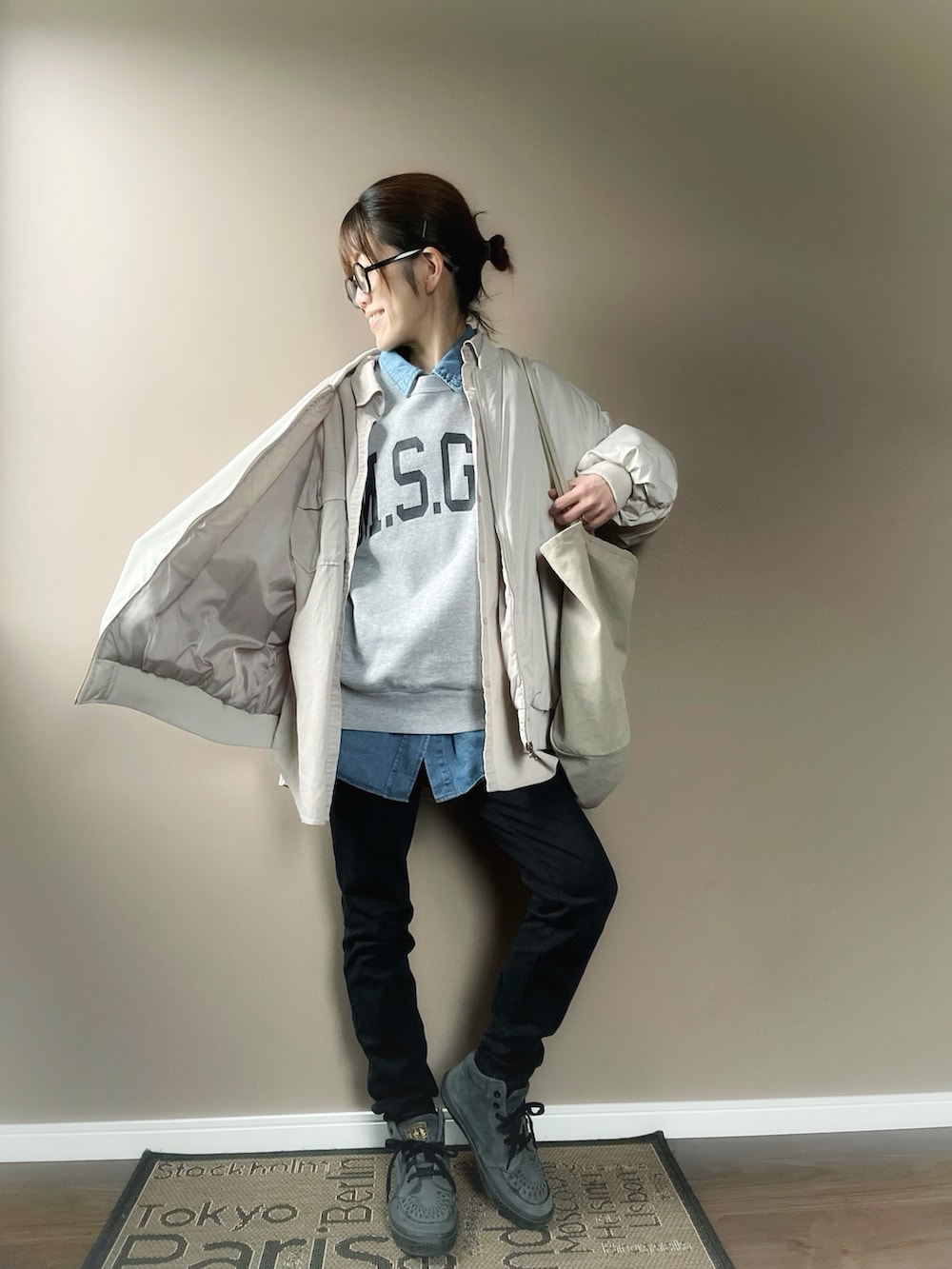 ブルー系のシャツ/ブラウス、グレー系のスウェット、ブラック系のパンツを着用したレディースの冬コーディネートの2枚目の写真