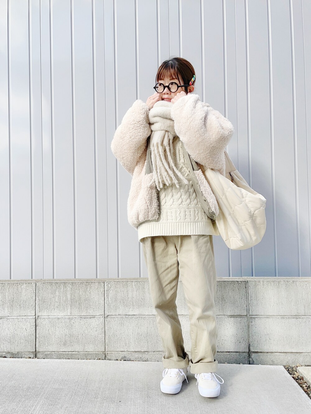 ホワイト系のショルダーバッグ、その他のブルゾン、ホワイト系のニット/セーターを着用したレディースの冬コーディネートの2枚目の写真