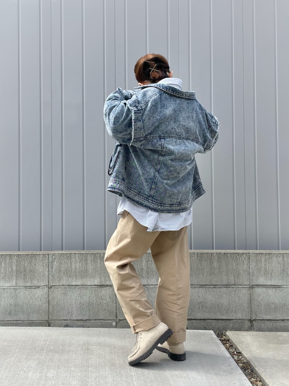 ベージュ系のチノパンツ、ベージュ系のドレスシューズ、ブルー系のデニムジャケットを着用したレディースの冬コーディネートの2枚目の写真