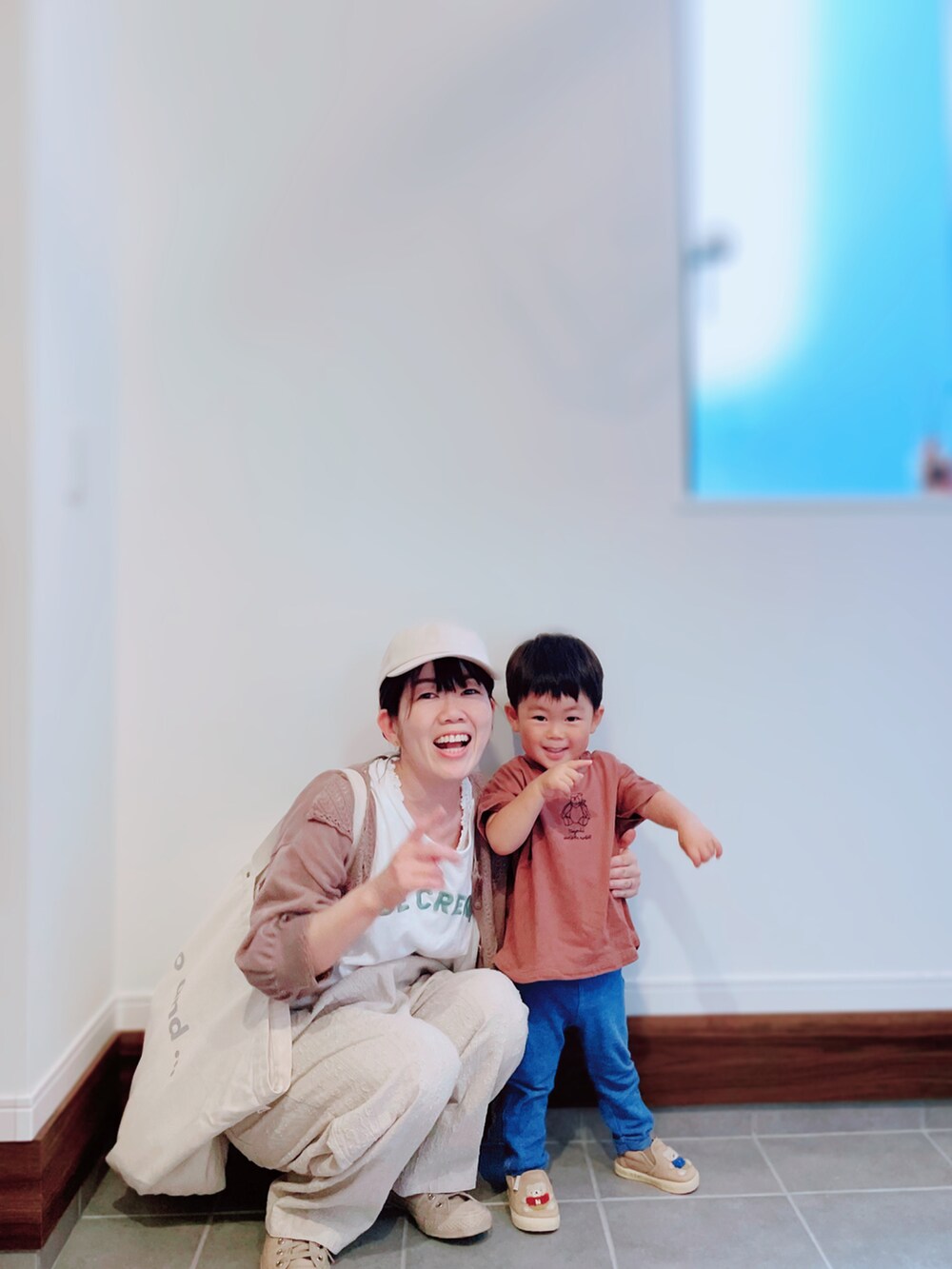 ホワイト系のTシャツ/カットソー、ブラウン系のカーディガン/ボレロ、ホワイト系のその他パンツを着用したレディースの夏コーディネートの2枚目の写真