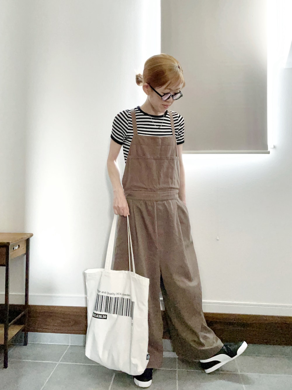 ブラック系のTシャツ/カットソー、グリーン系のサロペット/オーバーオール、ホワイト系のトートバッグを着用したレディースの夏コーディネートの3枚目の写真