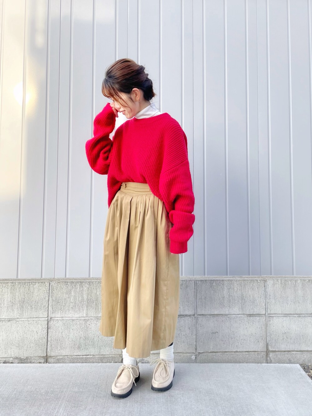 ベージュ系のドレスシューズ、レッド系のニット/セーター、ホワイト系のTシャツ/カットソーを着用したレディースの冬コーディネートの3枚目の写真