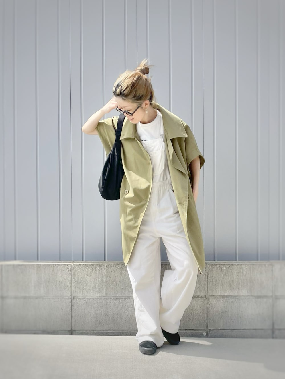 グリーン系のモッズコート、ブラック系のスニーカー、ホワイト系のTシャツ/カットソーを着用したレディースの秋コーディネートの2枚目の写真