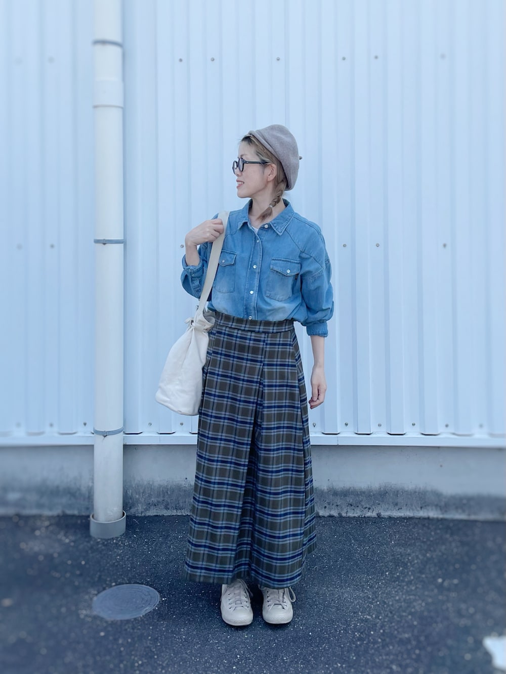 ホワイト系のトートバッグ、グリーン系のスカート、ブルー系のシャツ/ブラウスを着用したレディースの秋コーディネートの2枚目の写真