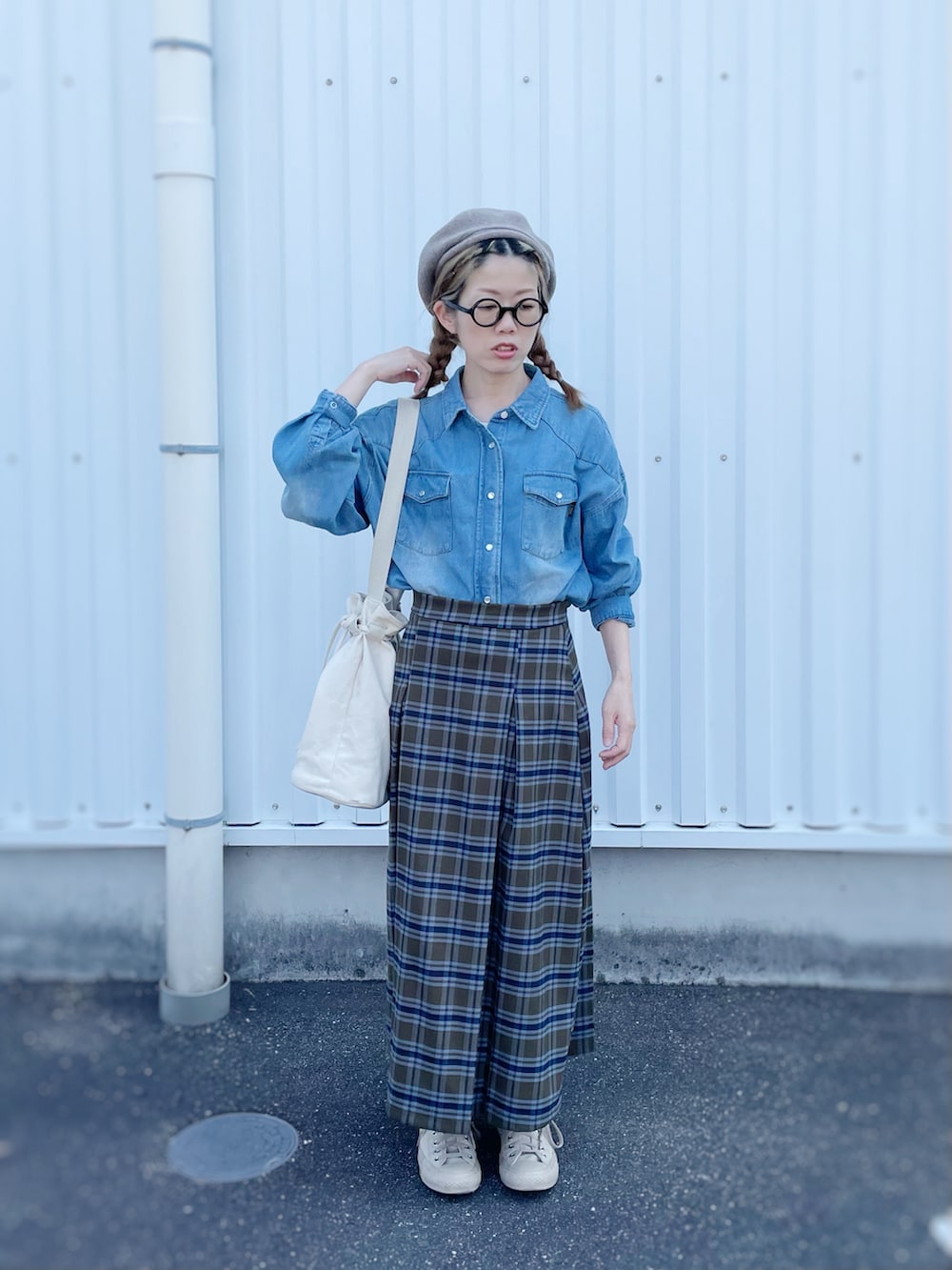 ホワイト系のトートバッグ、グリーン系のスカート、ブルー系のシャツ/ブラウスを着用したレディースの秋コーディネートの3枚目の写真