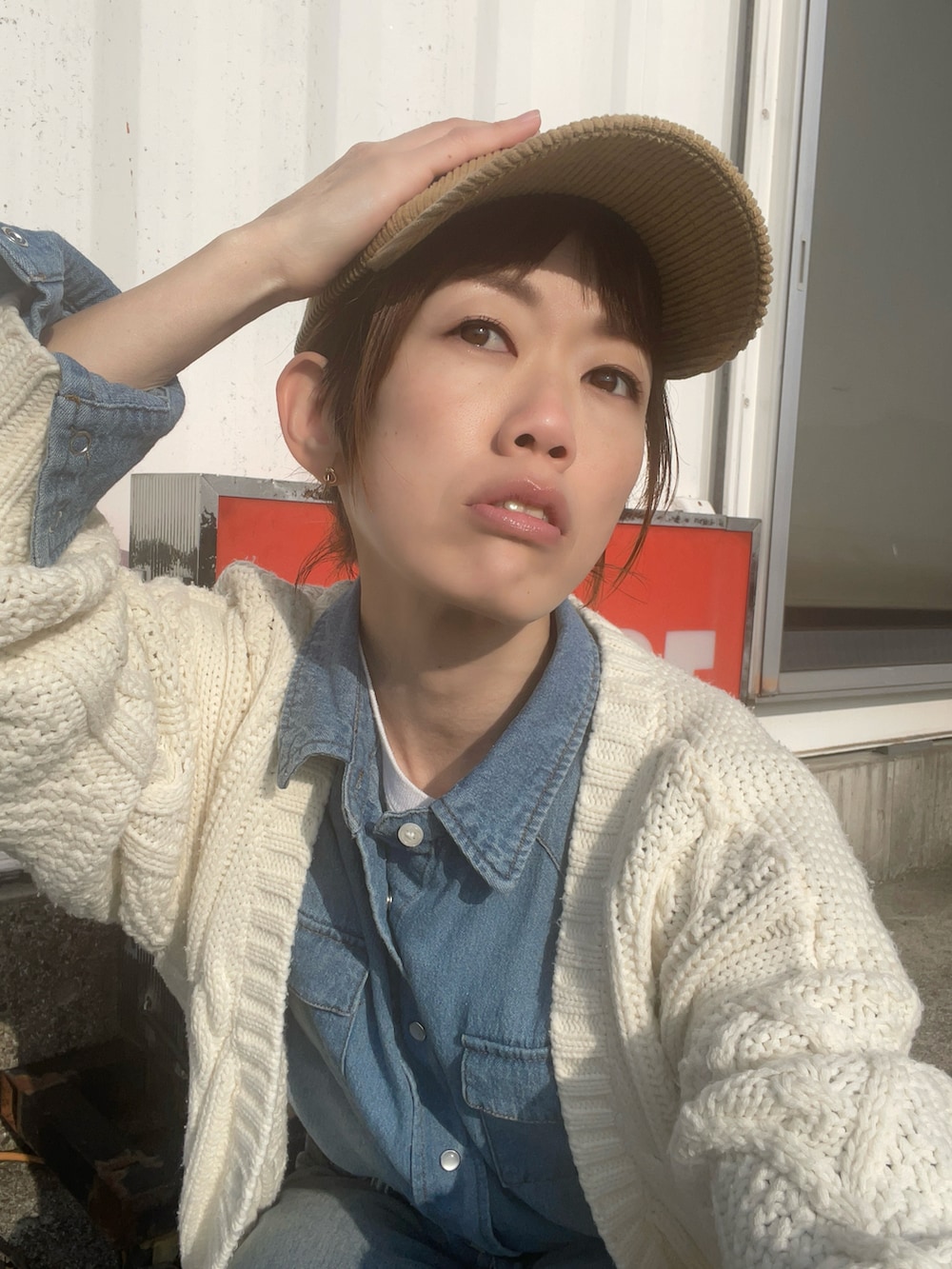 ブルー系のシャツ/ブラウス、ホワイト系のカーディガン/ボレロ、ブルー系のデニムパンツを着用したレディースの冬コーディネートの2枚目の写真