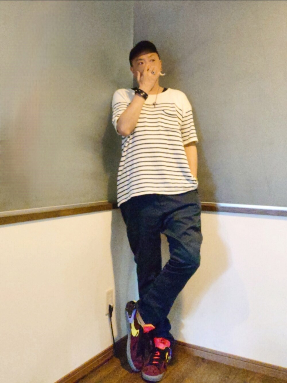 ホワイト系のニット/セーター、ブルー系のパンツ、レッド系のスニーカーを着用したメンズの夏コーディネートの2枚目の写真