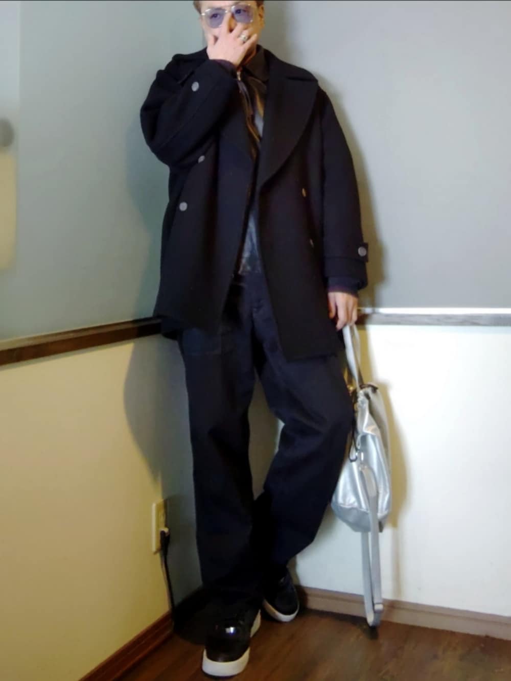 ブラック系のポロシャツ、ブラック系のブルゾン、ブラック系のピーコートを着用したメンズの冬コーディネートの2枚目の写真