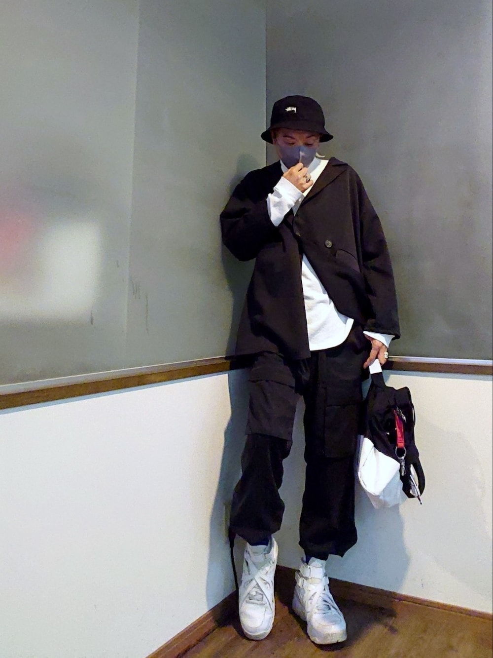 ホワイト系のTシャツ/カットソー、ブラック系のテーラードジャケット、ホワイト系のショルダーバッグを着用したメンズの春コーディネートの2枚目の写真