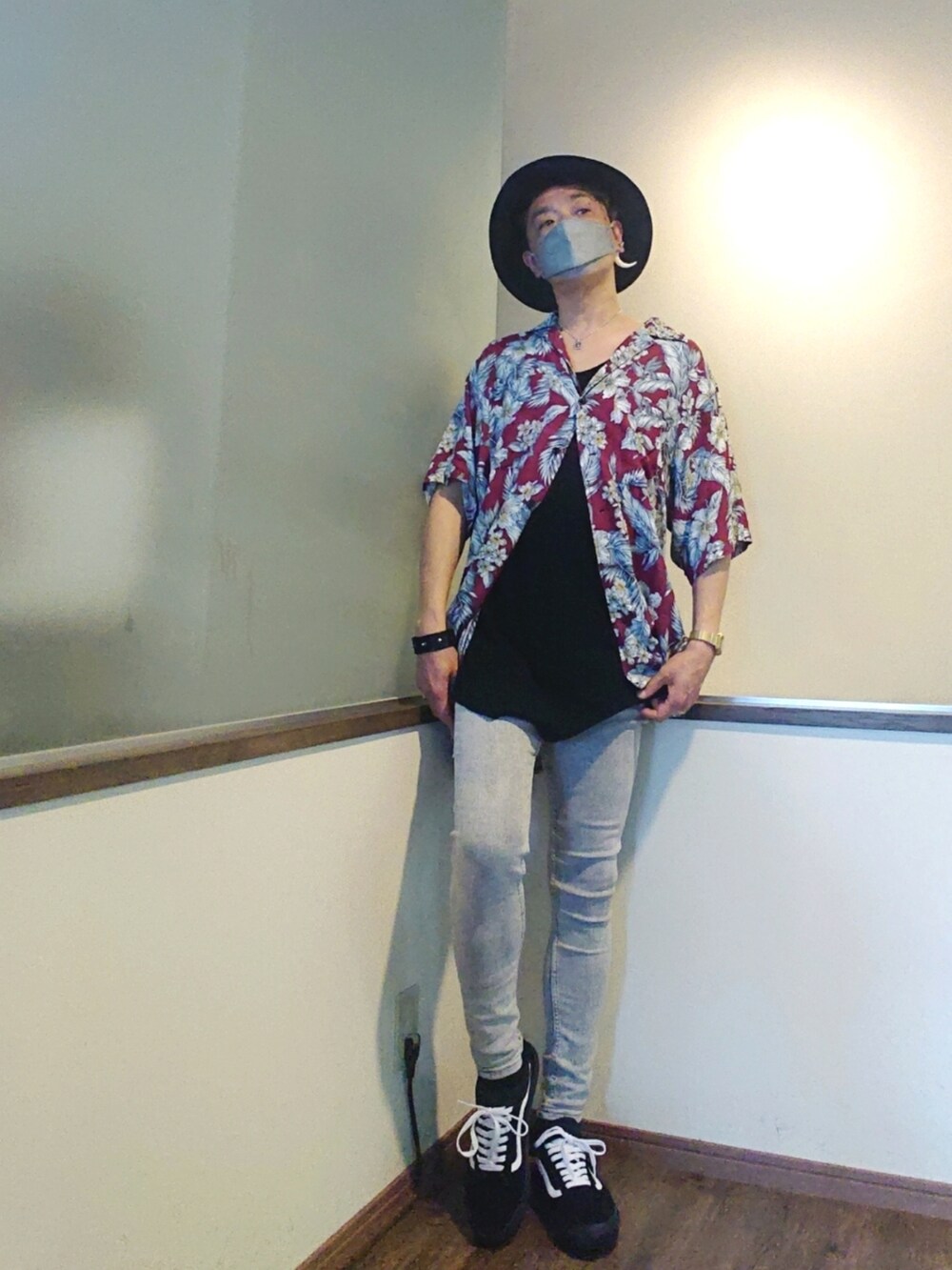 ブラック系のタンクトップ、ブラック系のシャツ/ブラウス、グレー系のデニムパンツを着用したメンズの夏コーディネートの2枚目の写真