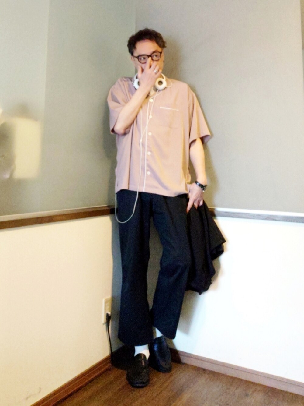 ブラック系のチノパンツ、ピンク系のシャツ/ブラウス、ブラック系のシャツ/ブラウスを着用したメンズの春コーディネートの2枚目の写真