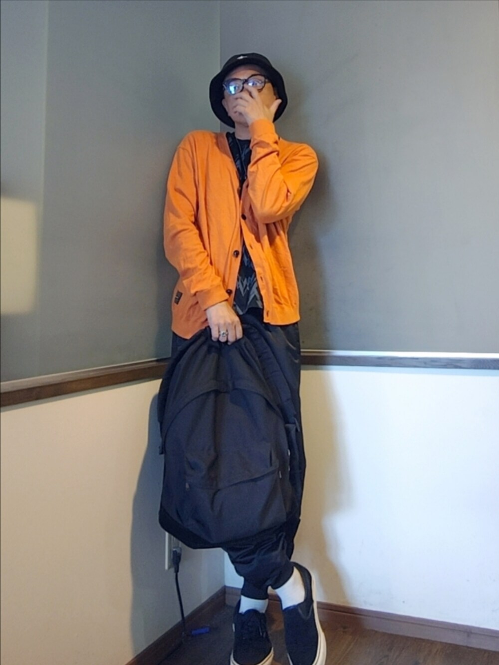 オレンジ系のカーディガン/ボレロ、ブラック系のその他パンツ、ブラック系のスニーカーを着用したメンズの夏コーディネートの2枚目の写真