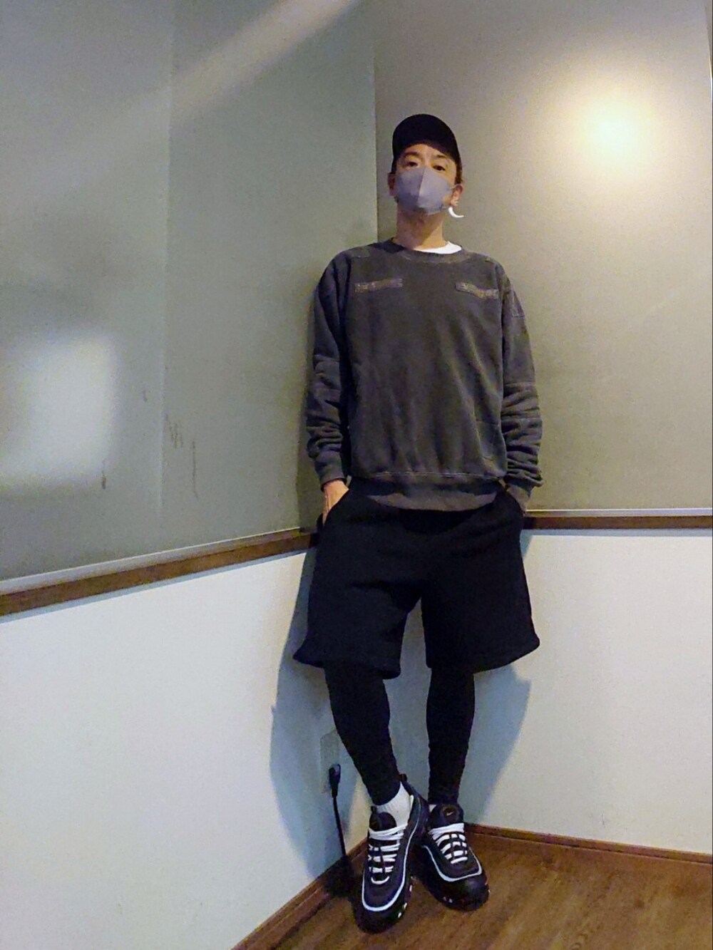 ホワイト系のナイロンジャケット、ホワイト系のナイロンジャケット、ブラック系のスウェットパンツを着用したメンズの春コーディネートの3枚目の写真