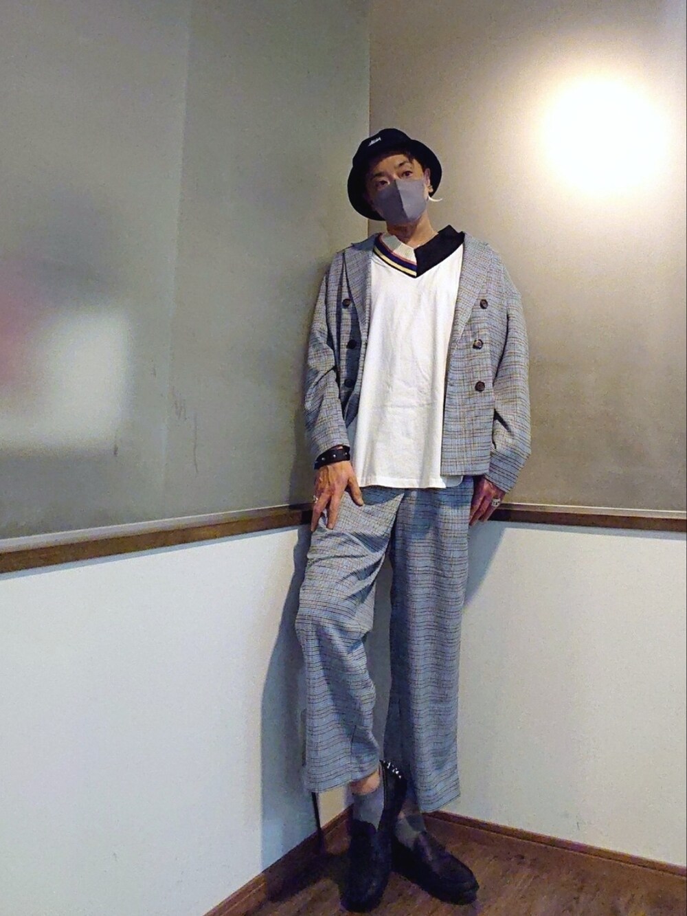 ホワイト系のTシャツ/カットソー、ブラック系のローファー、ブラウン系のスラックスを着用したメンズの春コーディネートの2枚目の写真