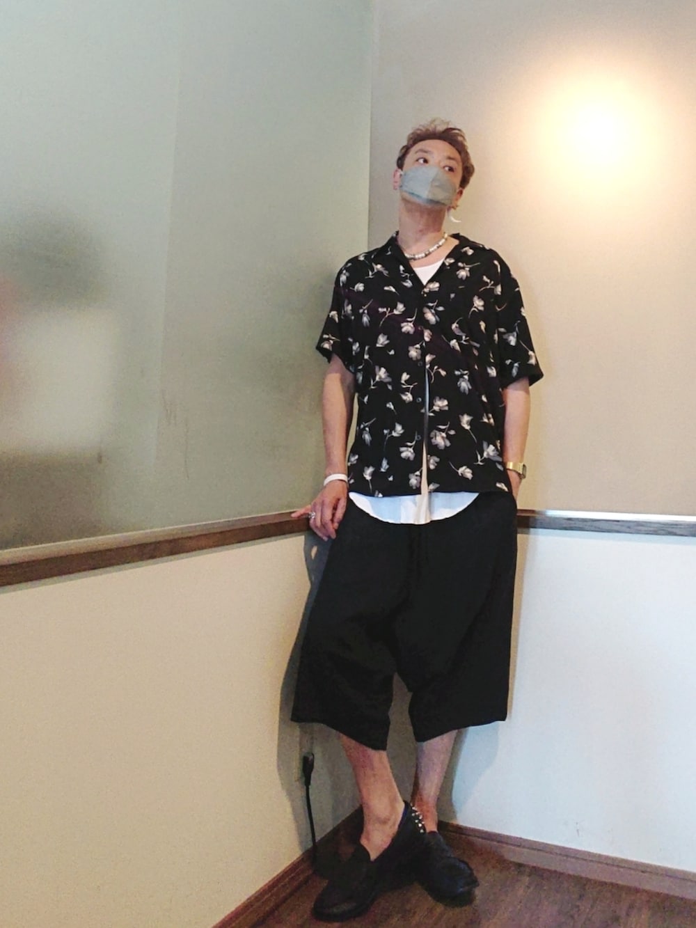 ブラック系のシャツ/ブラウス、ホワイト系のタンクトップ、ブラック系のその他パンツを着用したメンズの夏コーディネートの2枚目の写真