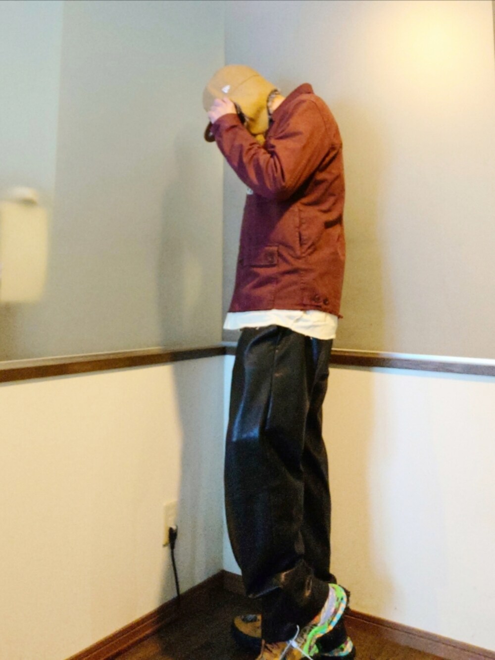 ブラック系のダウンジャケット/コート、レッド系のカバーオール、ブラック系のその他パンツを着用したメンズの冬コーディネートの3枚目の写真