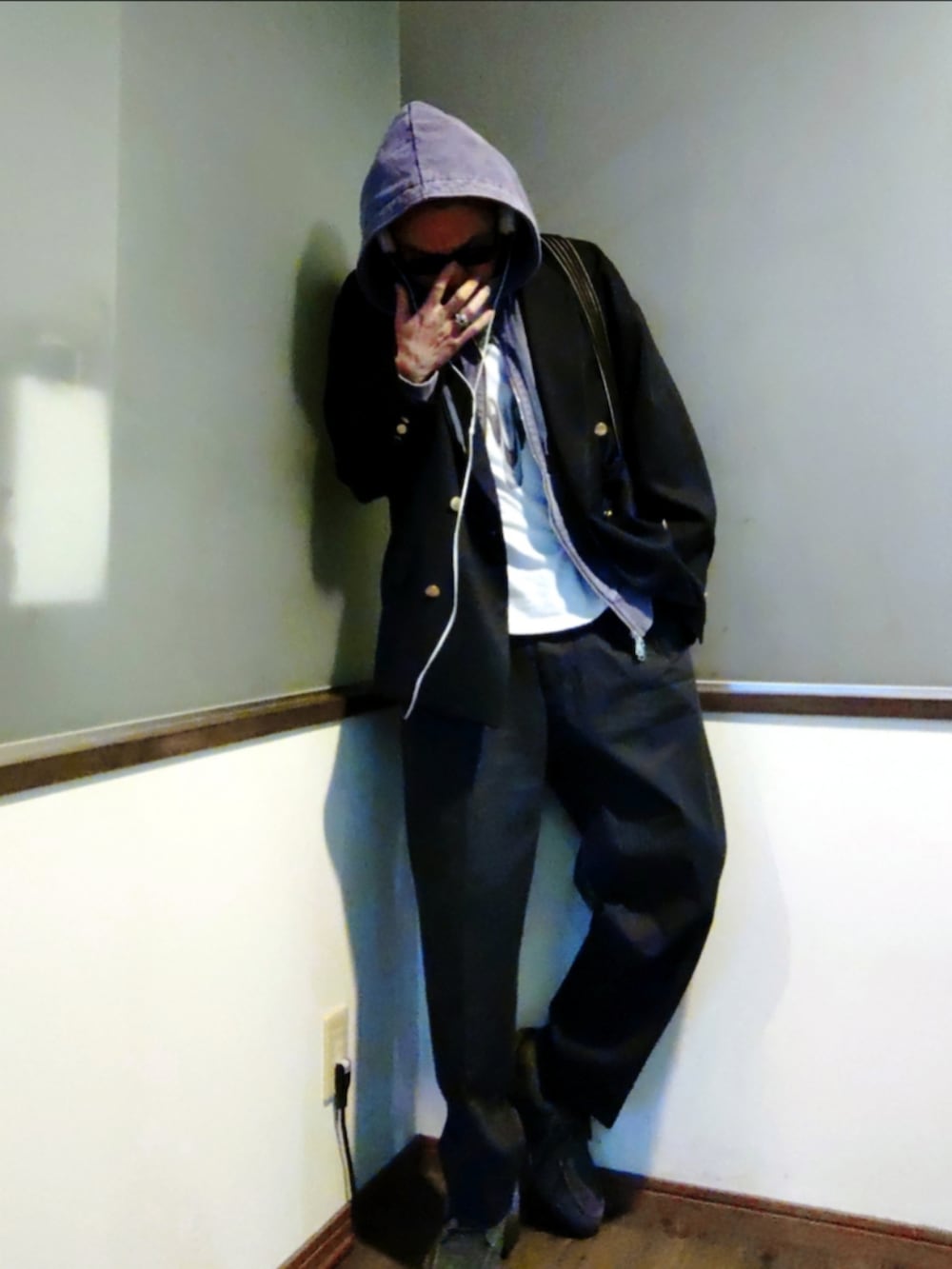 パープル系のパーカー、ブルー系のテーラードジャケット、ブラック系のショルダーバッグを着用したメンズの春コーディネートの3枚目の写真