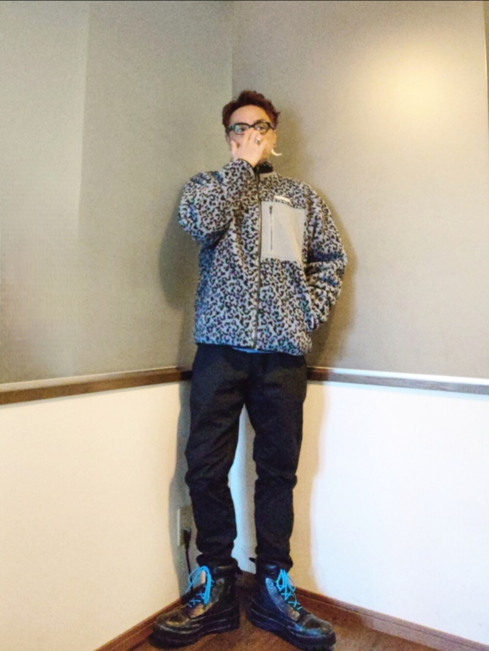 ブラック系のスウェット、ブルー系のブルゾン、ブルー系のシャツ/ブラウスを着用したメンズの秋コーディネートの2枚目の写真