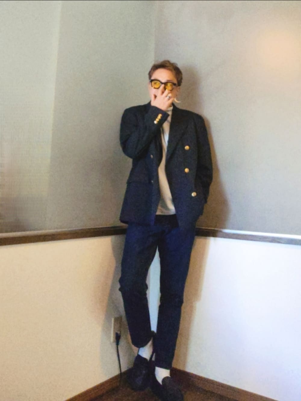 ブルー系のその他アウター、ブルー系のその他トップス、ブルー系のデニムパンツを着用したメンズの秋コーディネートの3枚目の写真