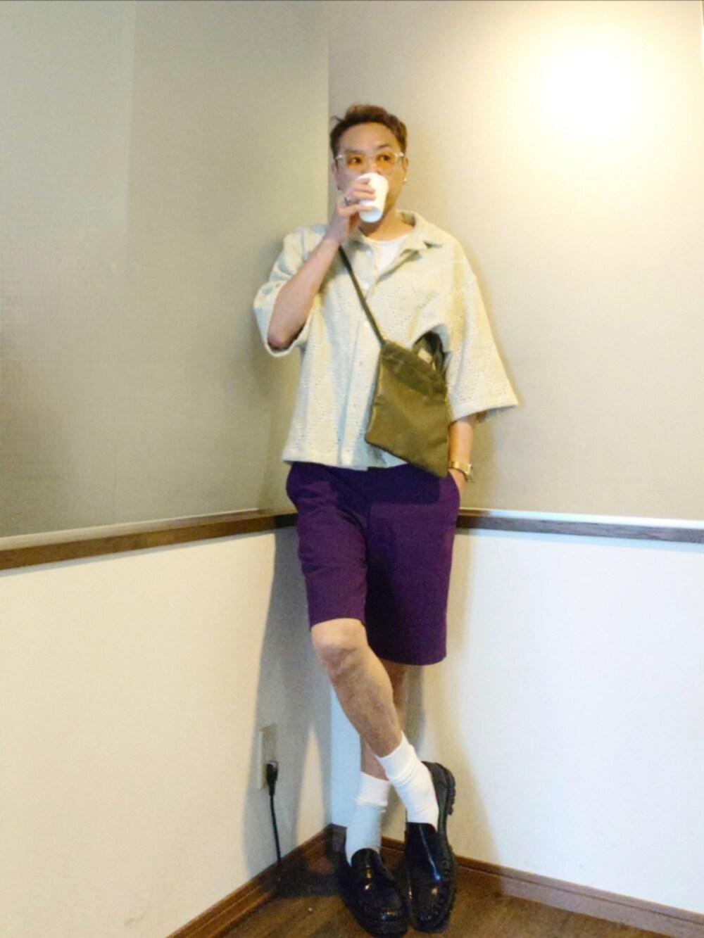 ベージュ系のシャツ/ブラウス、ホワイト系のTシャツ/カットソー、パープル系のスラックスを着用したメンズの夏コーディネートの2枚目の写真