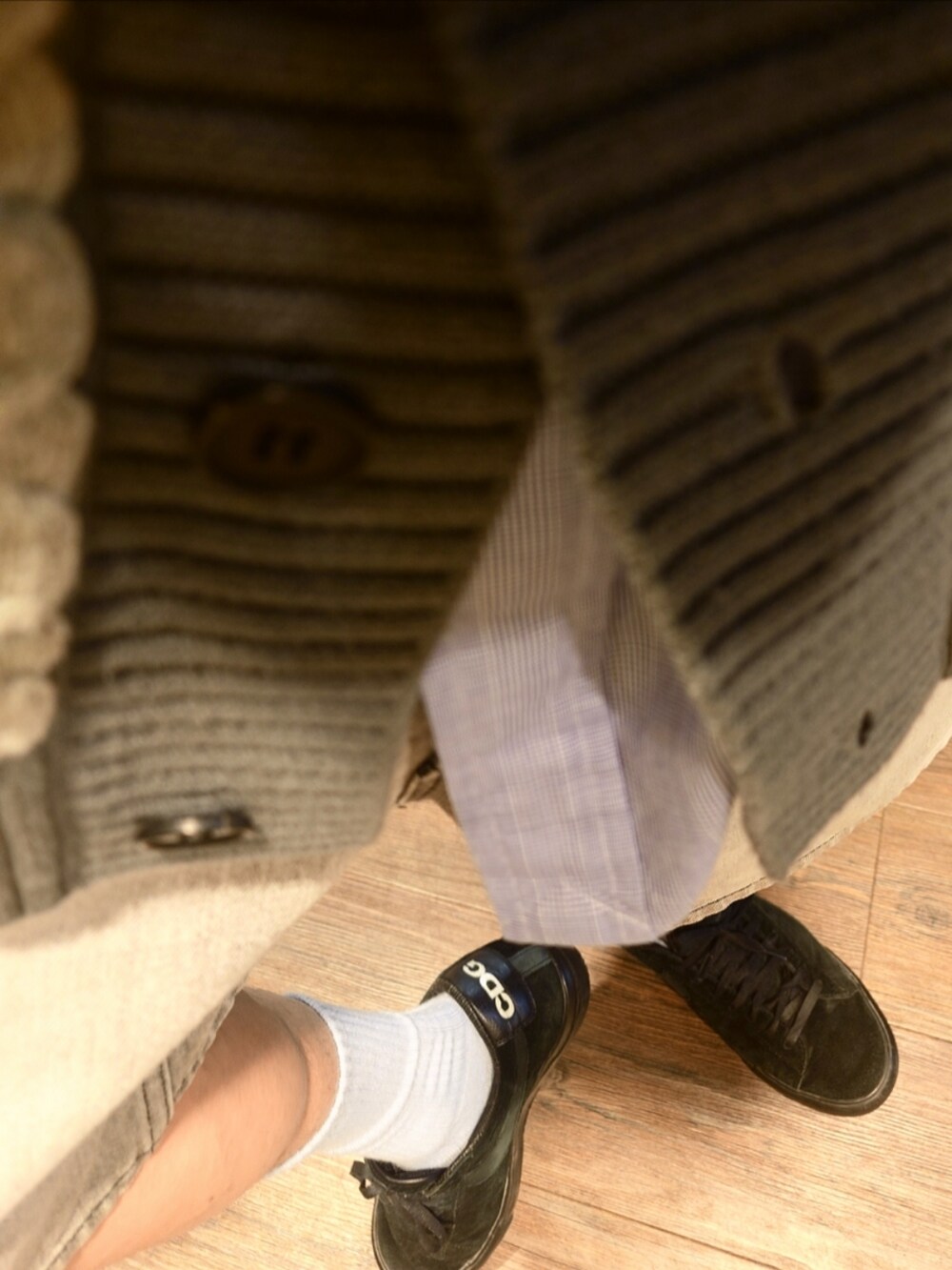 グレー系のカーディガン/ボレロ、パープル系のシャツ/ブラウス、ブラック系のバックパック/リュックを着用したメンズの秋コーディネートの3枚目の写真