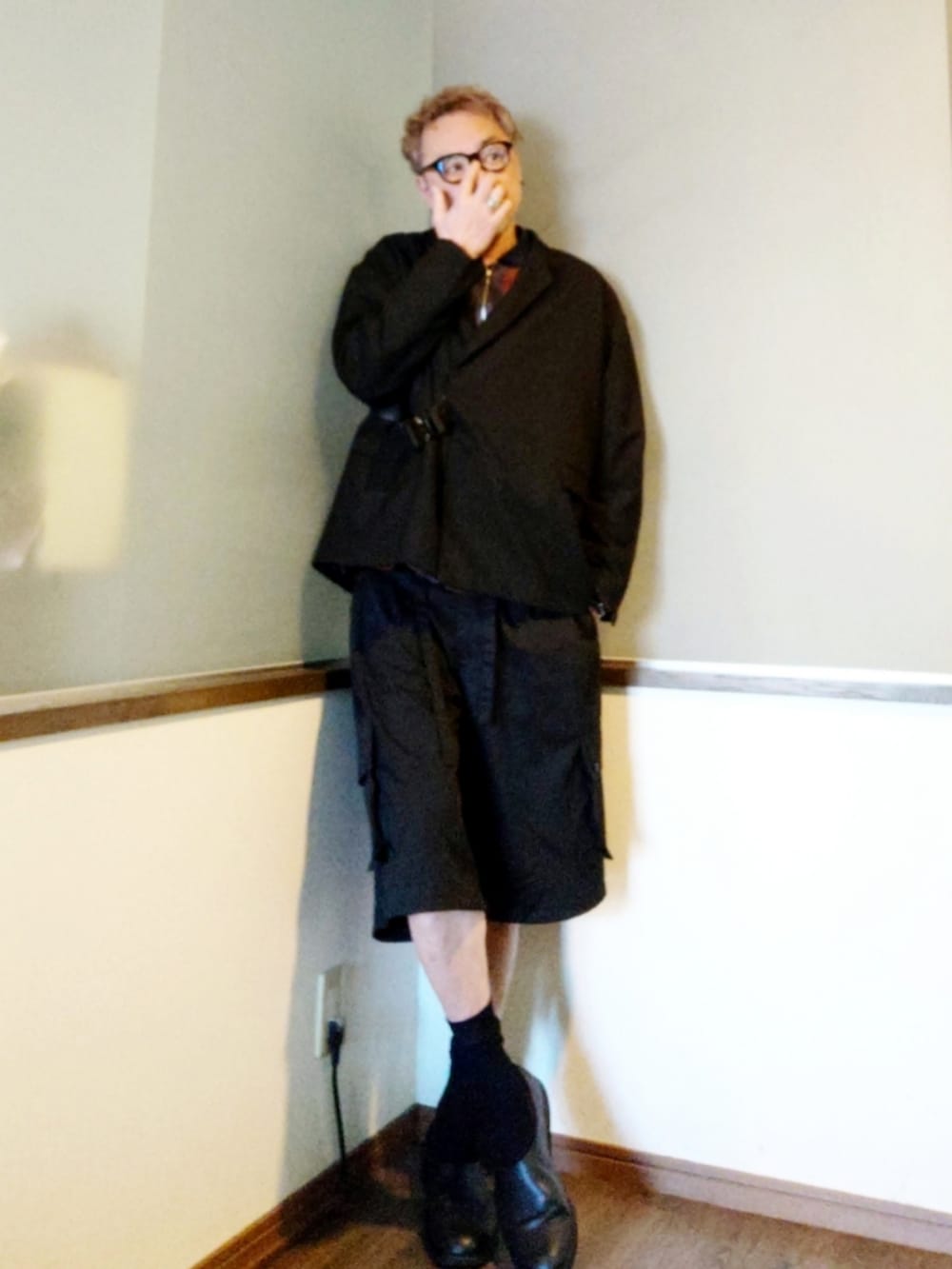 ブラック系のテーラードジャケット、ブラウン系のカーディガン/ボレロ、ブルー系のTシャツ/カットソーを着用したメンズの春コーディネートの2枚目の写真