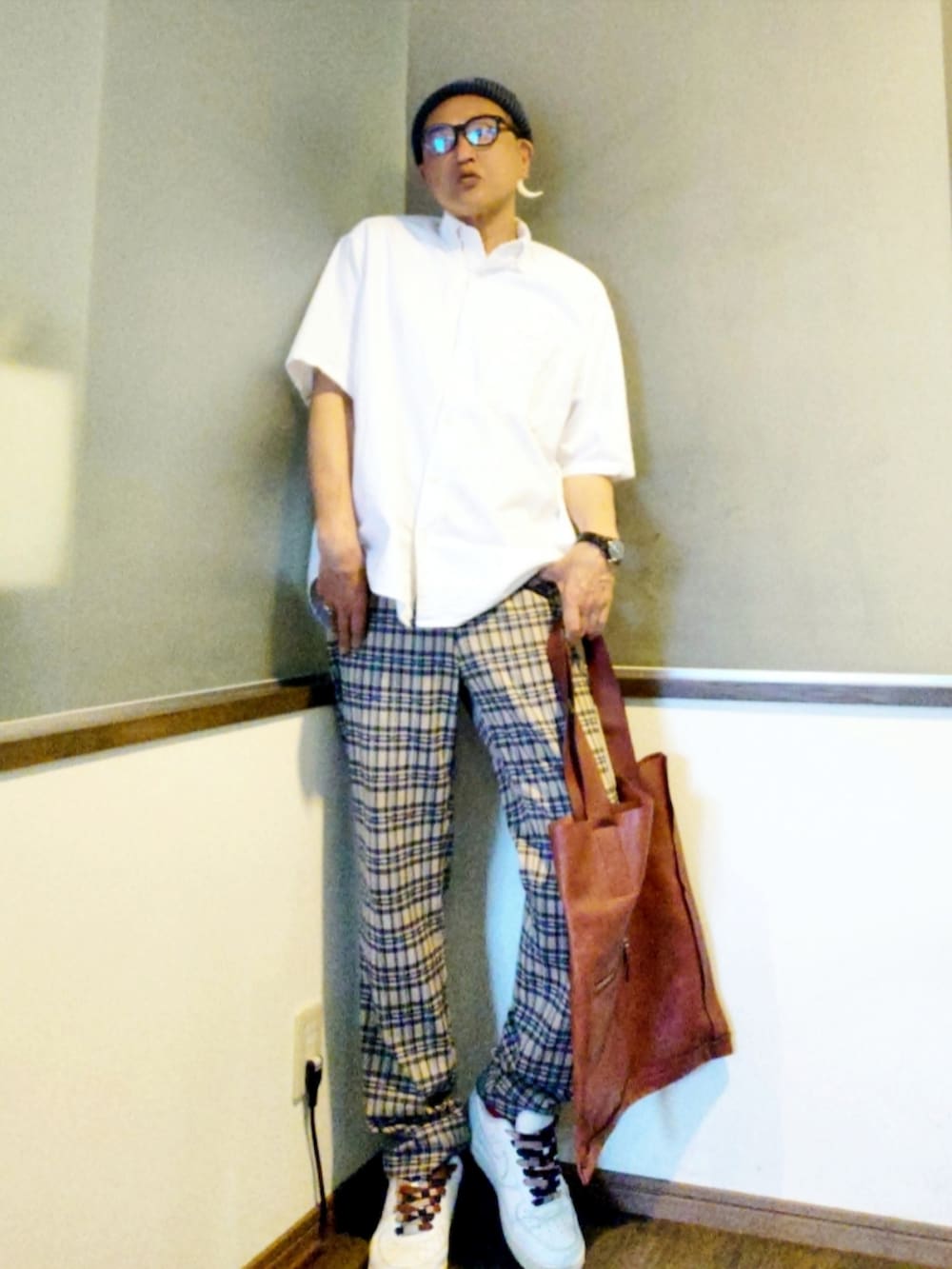 ホワイト系のシャツ/ブラウス、ベージュ系のスラックス、レッド系のトートバッグを着用したメンズの夏コーディネートの3枚目の写真