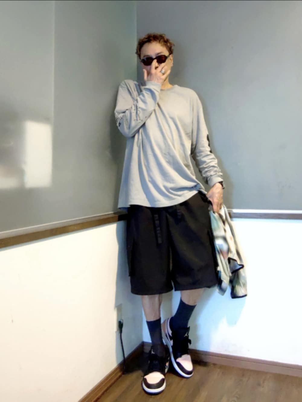 その他のブルゾン、ピンク系のスニーカー、グレー系のTシャツ/カットソーを着用したメンズの秋コーディネートの3枚目の写真