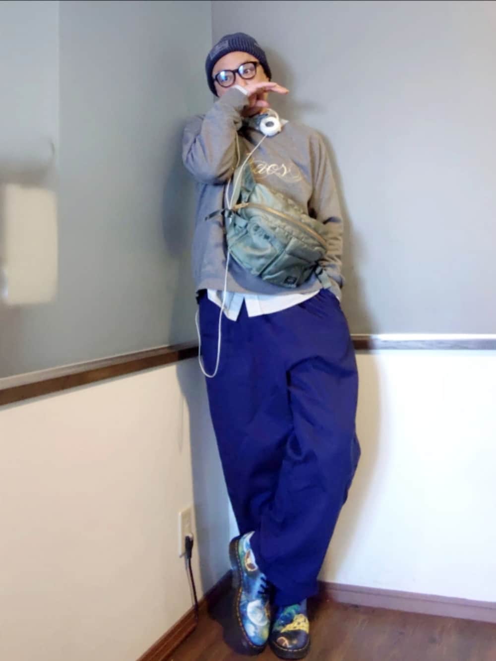 グレー系のスウェット、ブルー系のその他パンツ、ブルー系のシューズを着用したメンズの春コーディネートの2枚目の写真