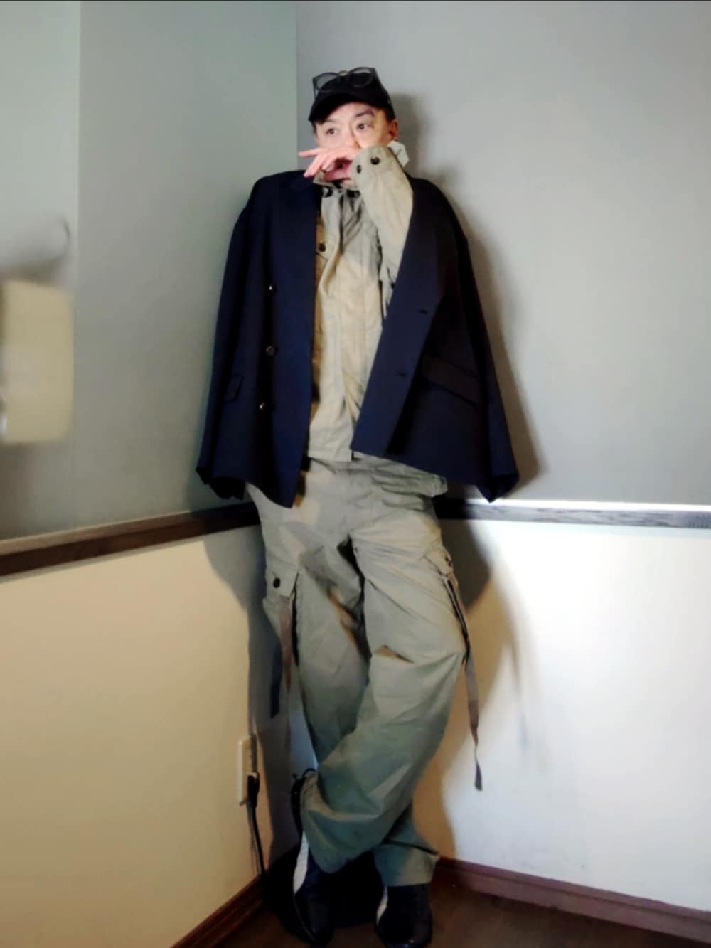 グリーン系のカーゴパンツ、グリーン系のセットアップ、ブルー系のテーラードジャケットを着用したメンズの春コーディネートの2枚目の写真