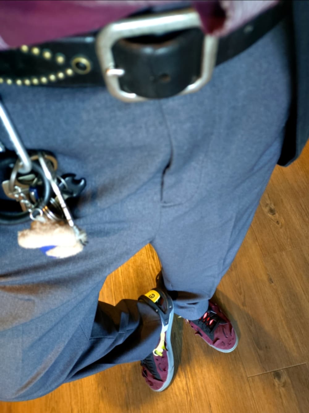 ブルー系のテーラードジャケット、レッド系のシャツ/ブラウス、グレー系のスラックスを着用したメンズの秋コーディネートの2枚目の写真