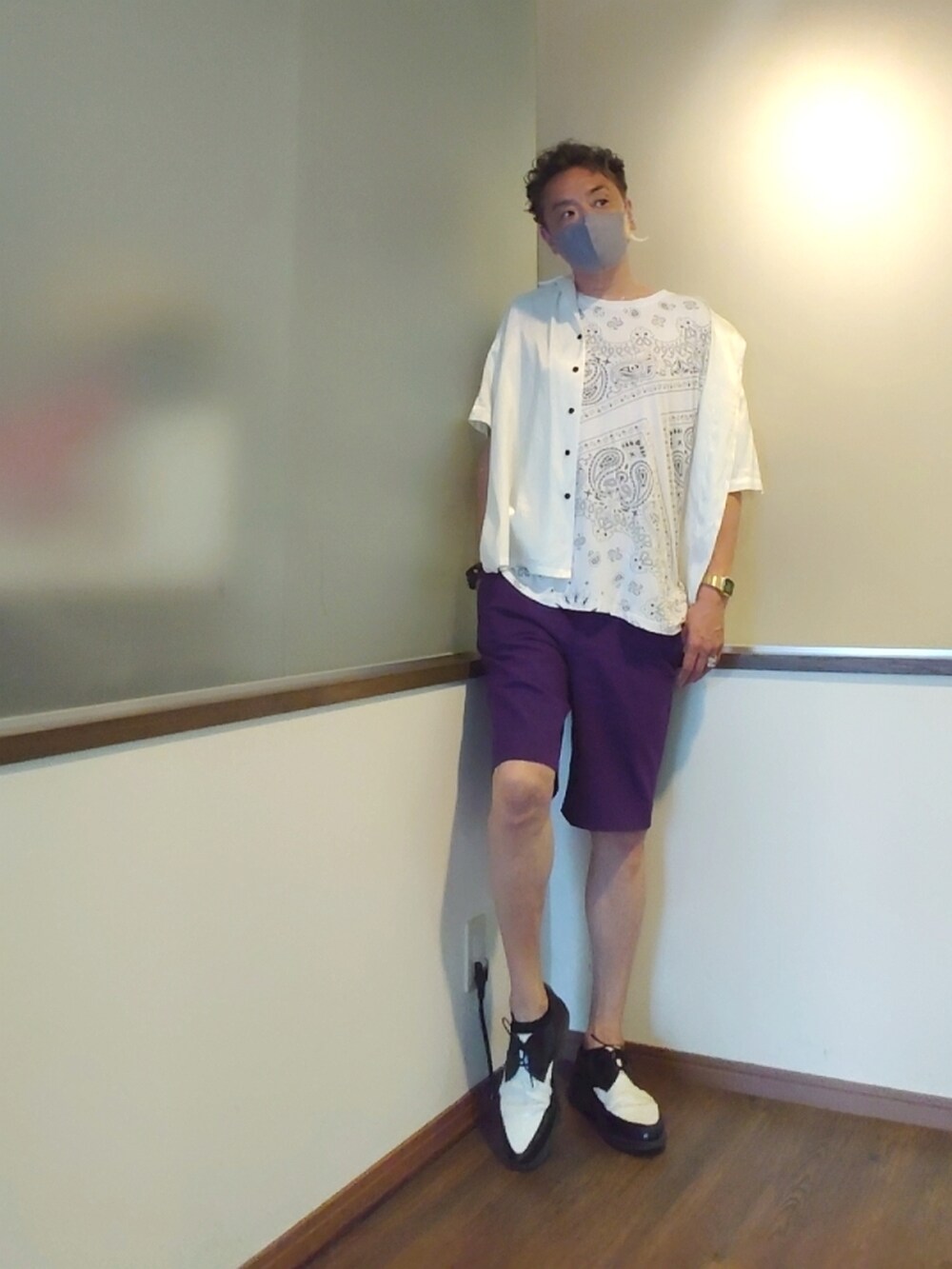 ホワイト系のシャツ/ブラウス、ホワイト系のTシャツ/カットソー、パープル系のスラックスを着用したメンズの夏コーディネートの2枚目の写真